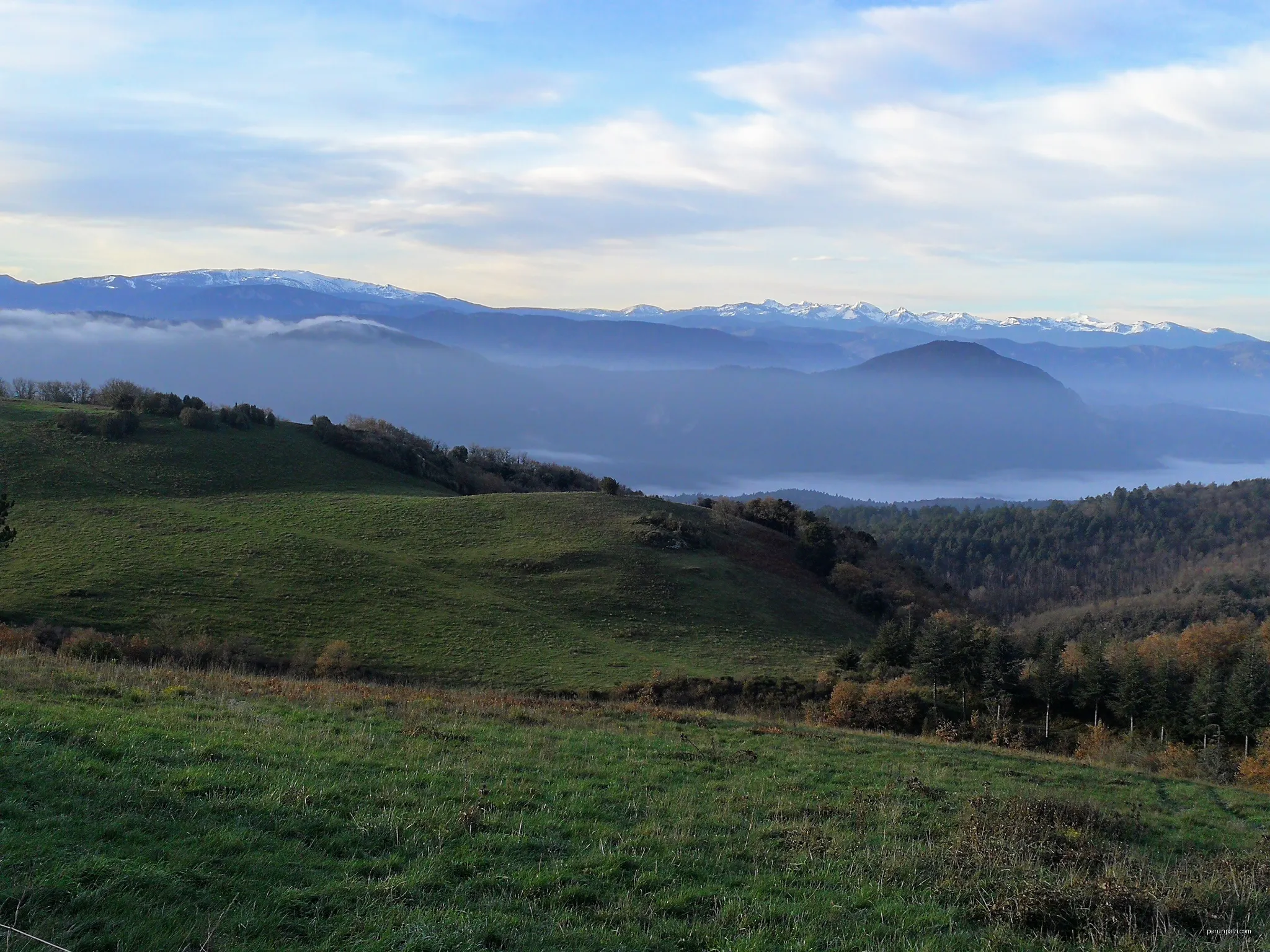 Paysage au col de Valmigère, Aude, France, en hiver | Autor: Tybo2 | Licencja: CC BY-SA 4.0 | Źródło: Wikimedia Commons