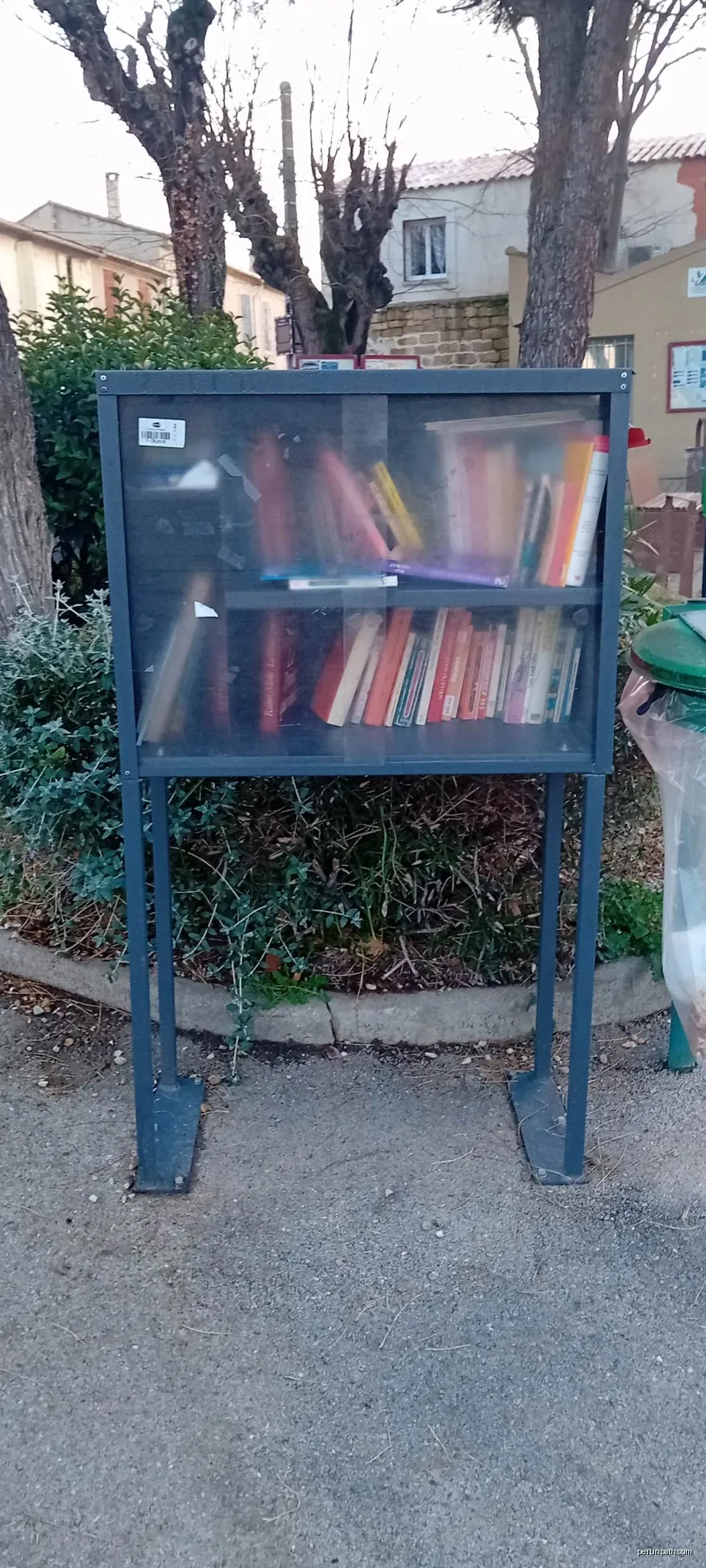 Boîte à livres à Vauvert | Autor: Frédéric Bardos | Licencja: CC BY-SA 4.0 | Źródło: Wikimedia Commons