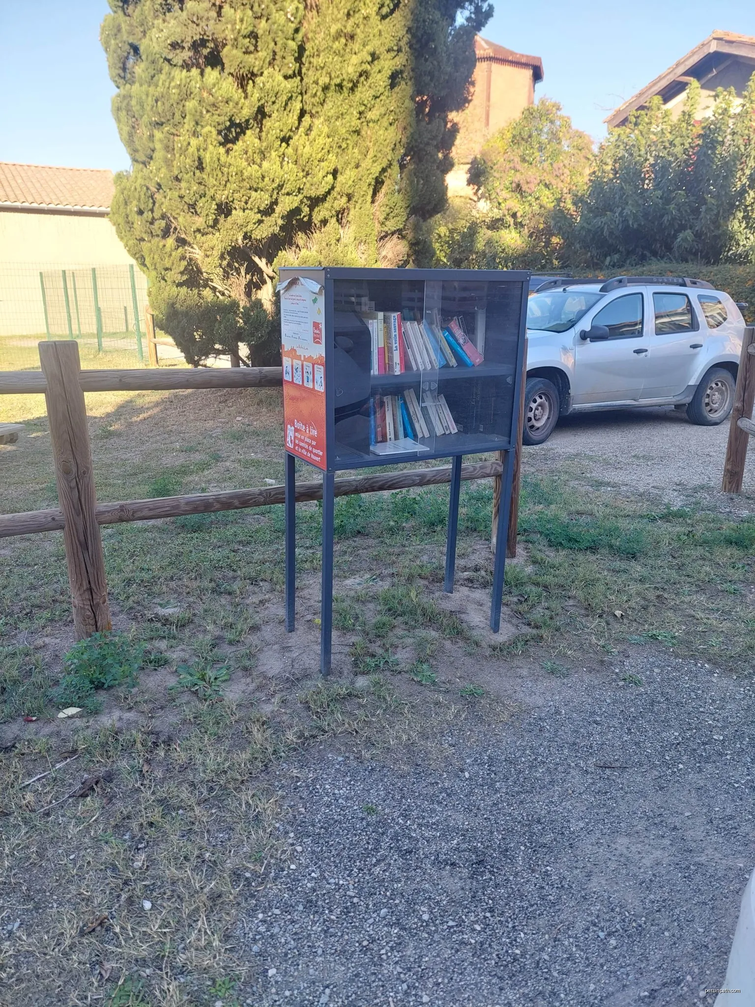 Boîte à livres à Vauvert | Autor: Fred | Licencja: CC BY-SA 4.0 | Źródło: Wikimedia Commons