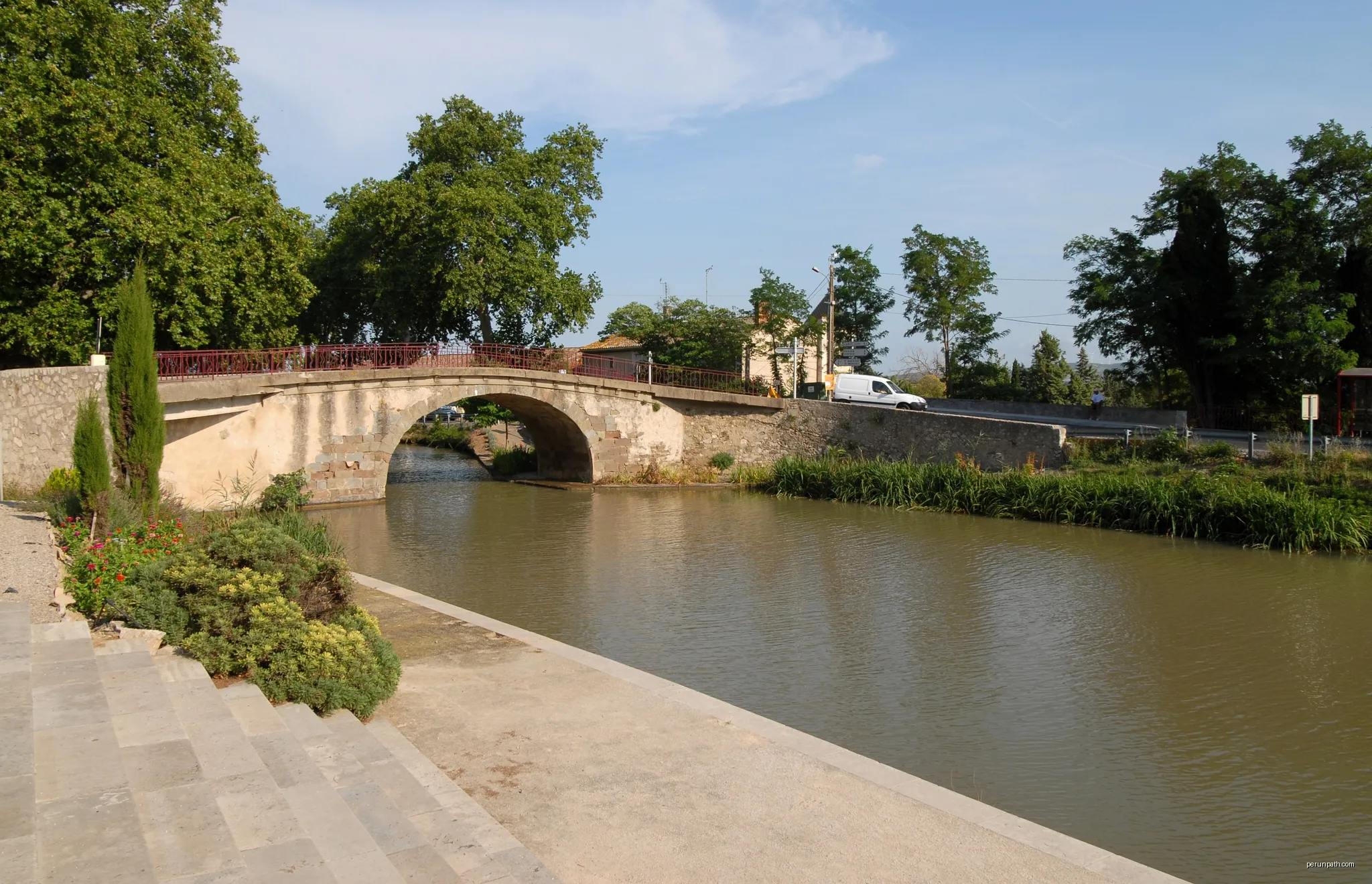 Old stone bridge over the Canal du Midi at Ventenac-en-Minervois, Département Aude, France | Autor: P e z i | Licencja: CC BY-SA 3.0 | Źródło: Wikimedia Commons
