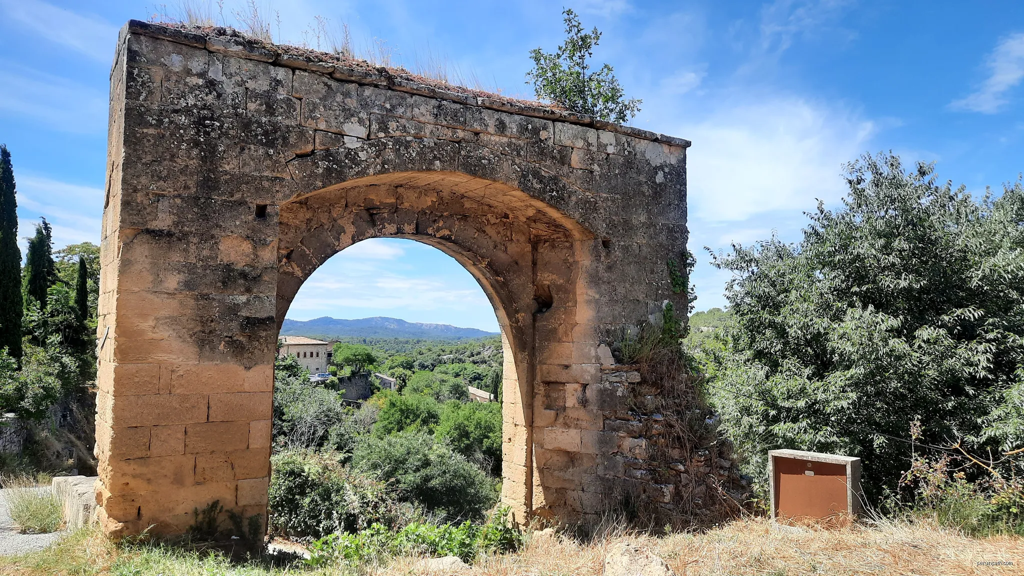 Vestige d'une des anciennes portes d'entrée de Jouques (Bouches-du-Rhône) | Autor: Mathieu BROSSAIS | Licencja: CC BY-SA 4.0 | Źródło: Wikimedia Commons