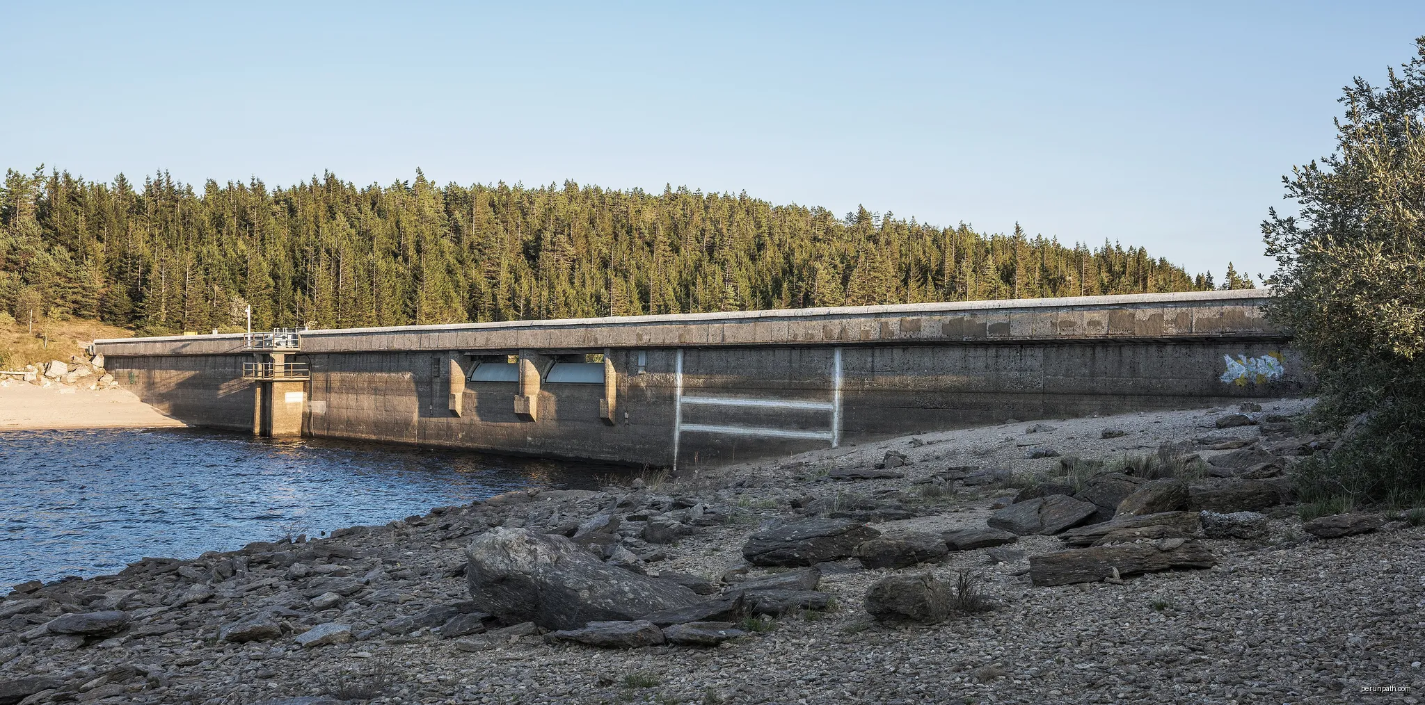 Vézoles Lake and dam - Fraisse-sur-Agout, Hérault, France | Autor: Christian Ferrer | Licencja: CC BY 4.0 | Źródło: Wikimedia Commons
