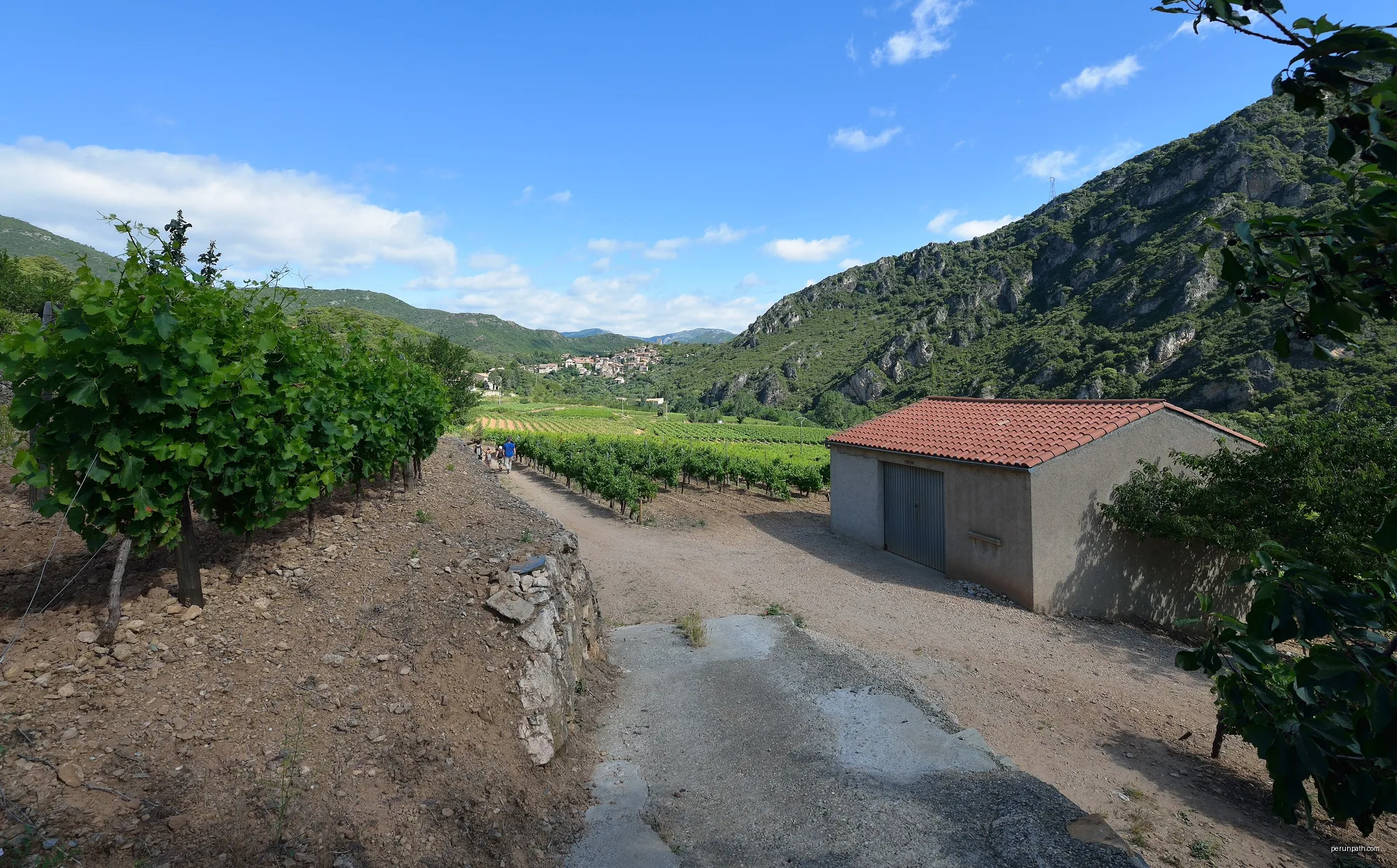 The village of Vieussan in the Haut-Languedoc Regional Natural Park. Vieussan, Hérault, France. | Autor: Christian Ferrer | Licencja: CC BY-SA 3.0 | Źródło: Wikimedia Commons