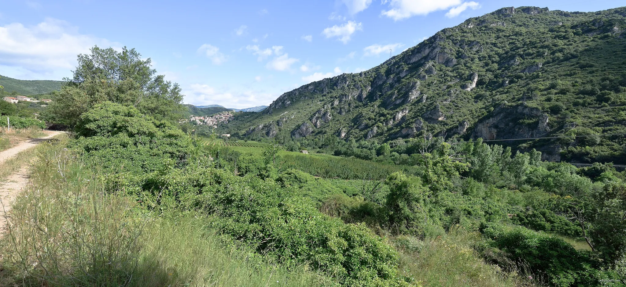 The village of Vieussan in the Haut-Languedoc Regional Natural Park. Vieussan, Hérault, France. | Autor: Christian Ferrer | Licencja: CC BY-SA 3.0 | Źródło: Wikimedia Commons
