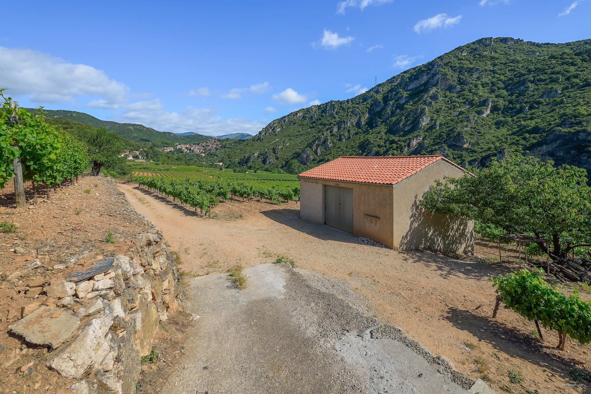 The village of Vieussan. Vieussan, Hérault, France. Haut-Languedoc Regional Natural Park. | Autor: Christian Ferrer | Licencja: CC BY-SA 3.0 | Źródło: Wikimedia Commons