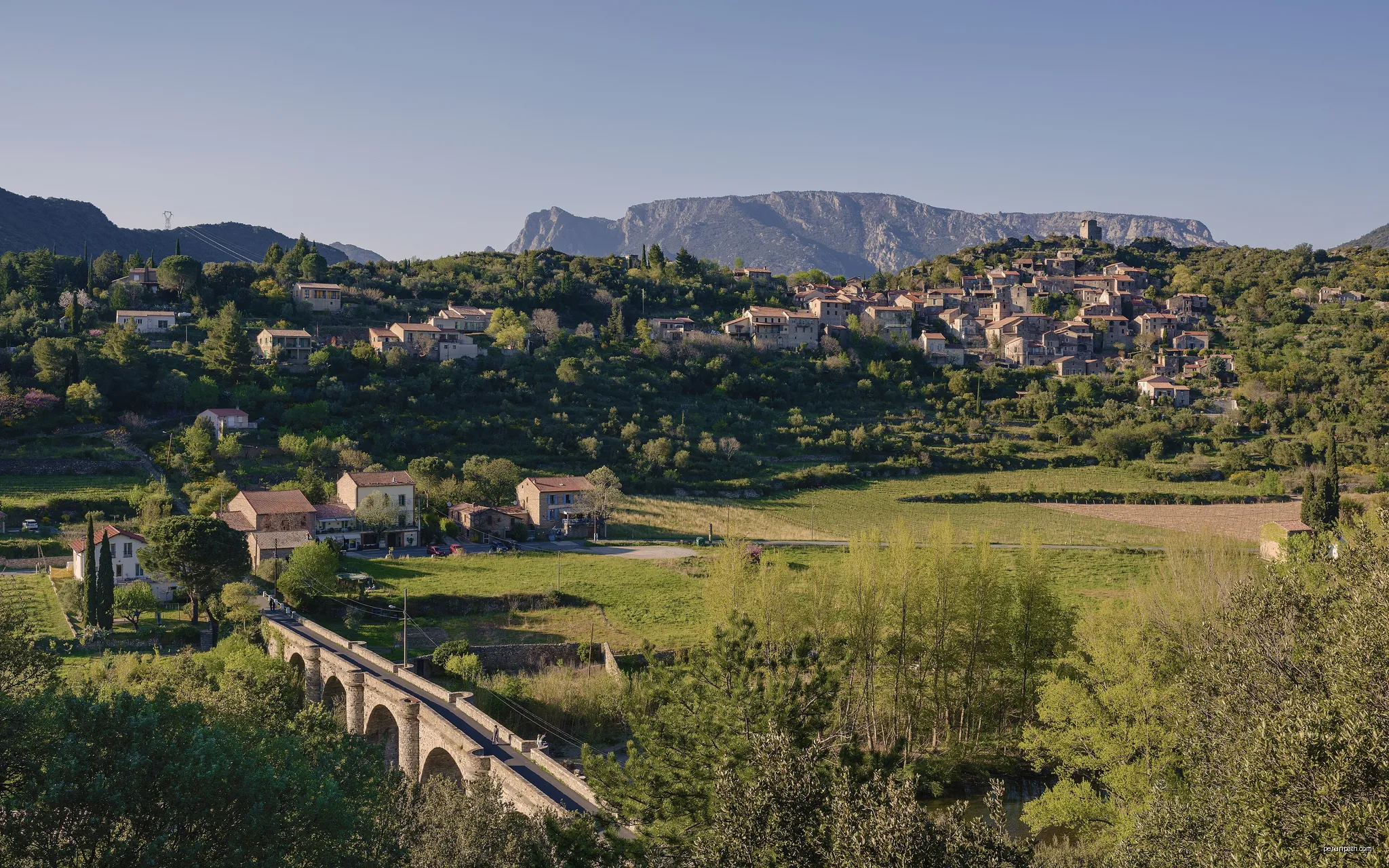 The village of Vieussan in one of the meanders of the Orb River, Hérault, France. Haut-Languedoc Regional Natural Park. | Autor: Christian Ferrer | Licencja: CC BY-SA 3.0 | Źródło: Wikimedia Commons