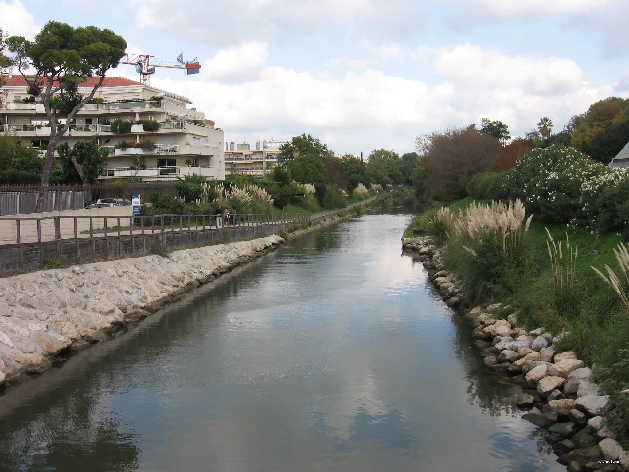 La promenade de l'Huveaune vue de la passerelle d'accès au parc Borély (vue en  direection de l'amont). | Autor: michiel1972 | Licencja: CC BY-SA 3.0 | Źródło: Wikimedia Commons