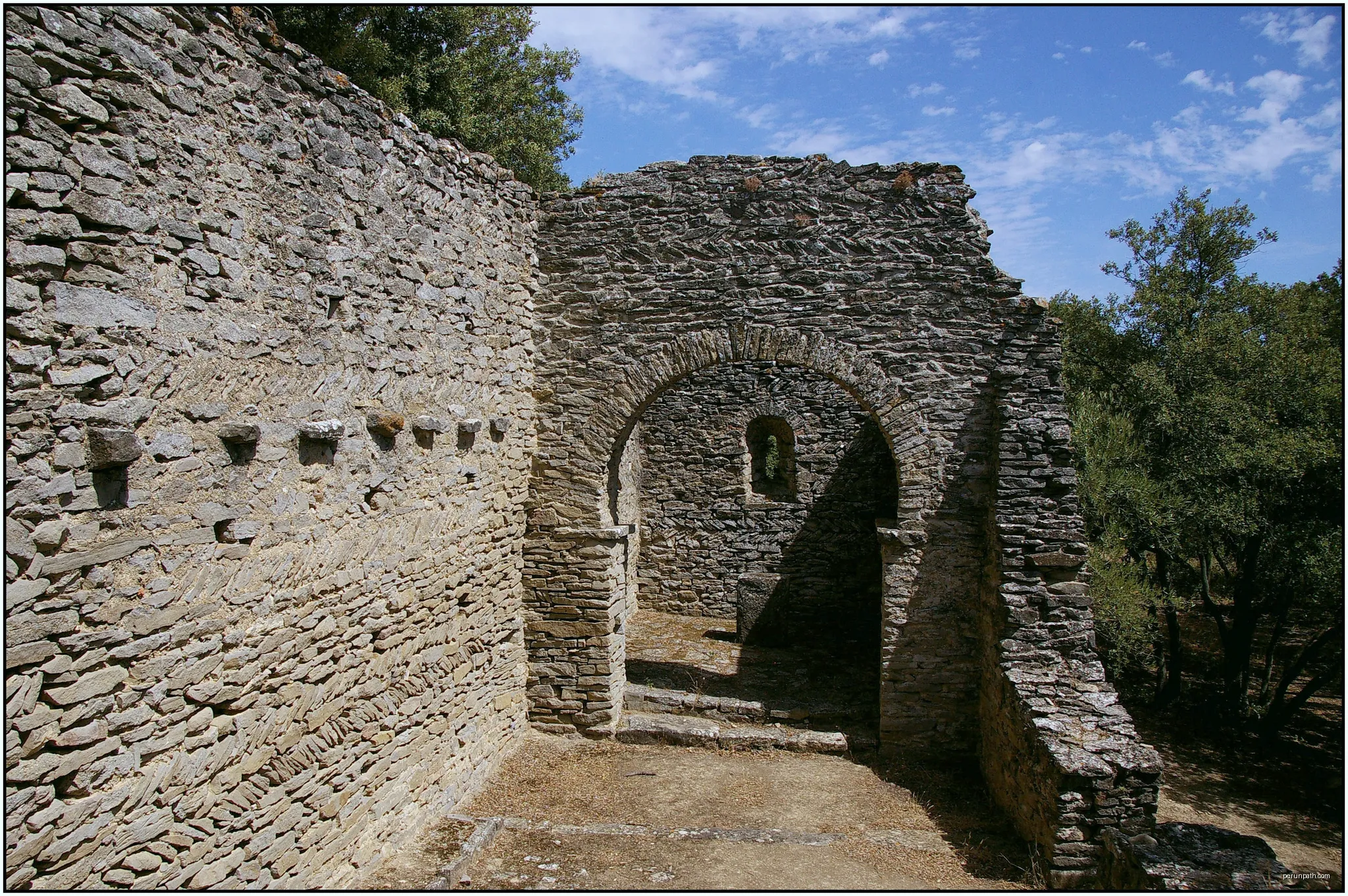 Chapelle Notre-Dame-de-la-Lauze (Classé) | Autor: Michel Chanaud | Licencja: CC BY-SA 3.0 | Źródło: Wikimedia Commons