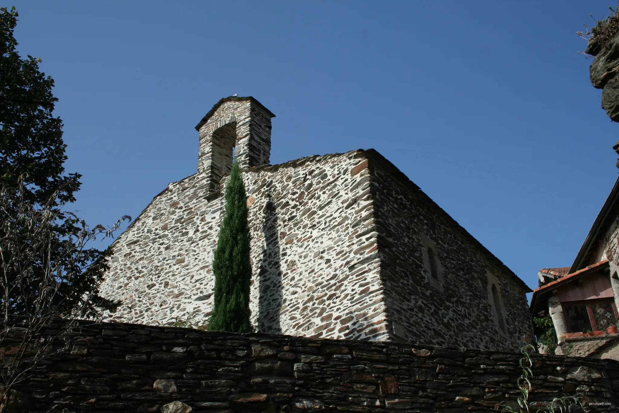 Lamalou-les-Bains - Hérault - église Notre-Dame de l’Assomption de Villecelle - chevet. | Autor: Fagairolles 34 | Licencja: CC BY-SA 4.0 | Źródło: Wikimedia Commons