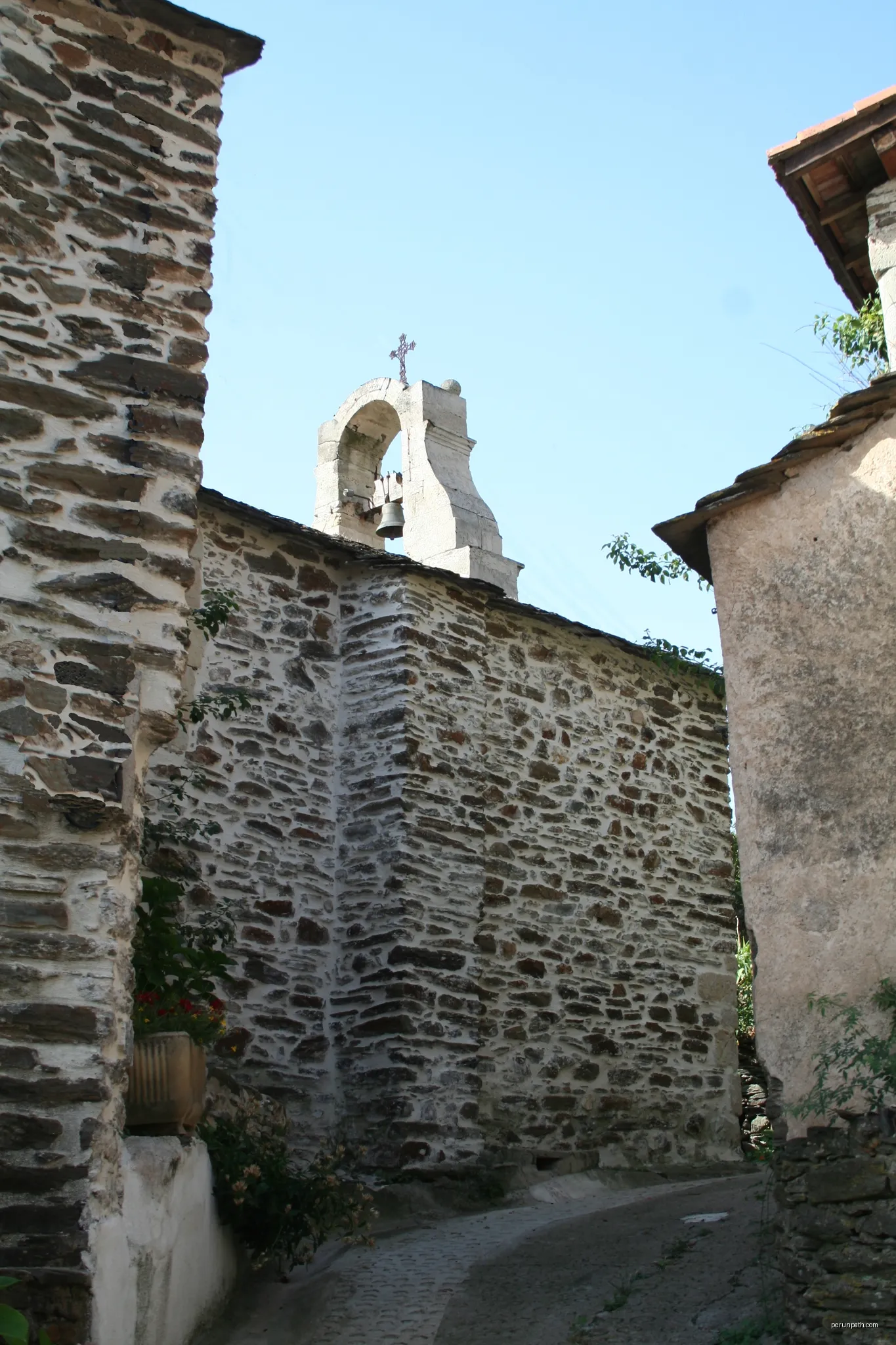 Lamalou-les-Bains - Hérault  - église Notre-Dame de l’Assomption de Villecelle - façade nord | Autor: Fagairolles 34 | Licencja: CC BY-SA 4.0 | Źródło: Wikimedia Commons