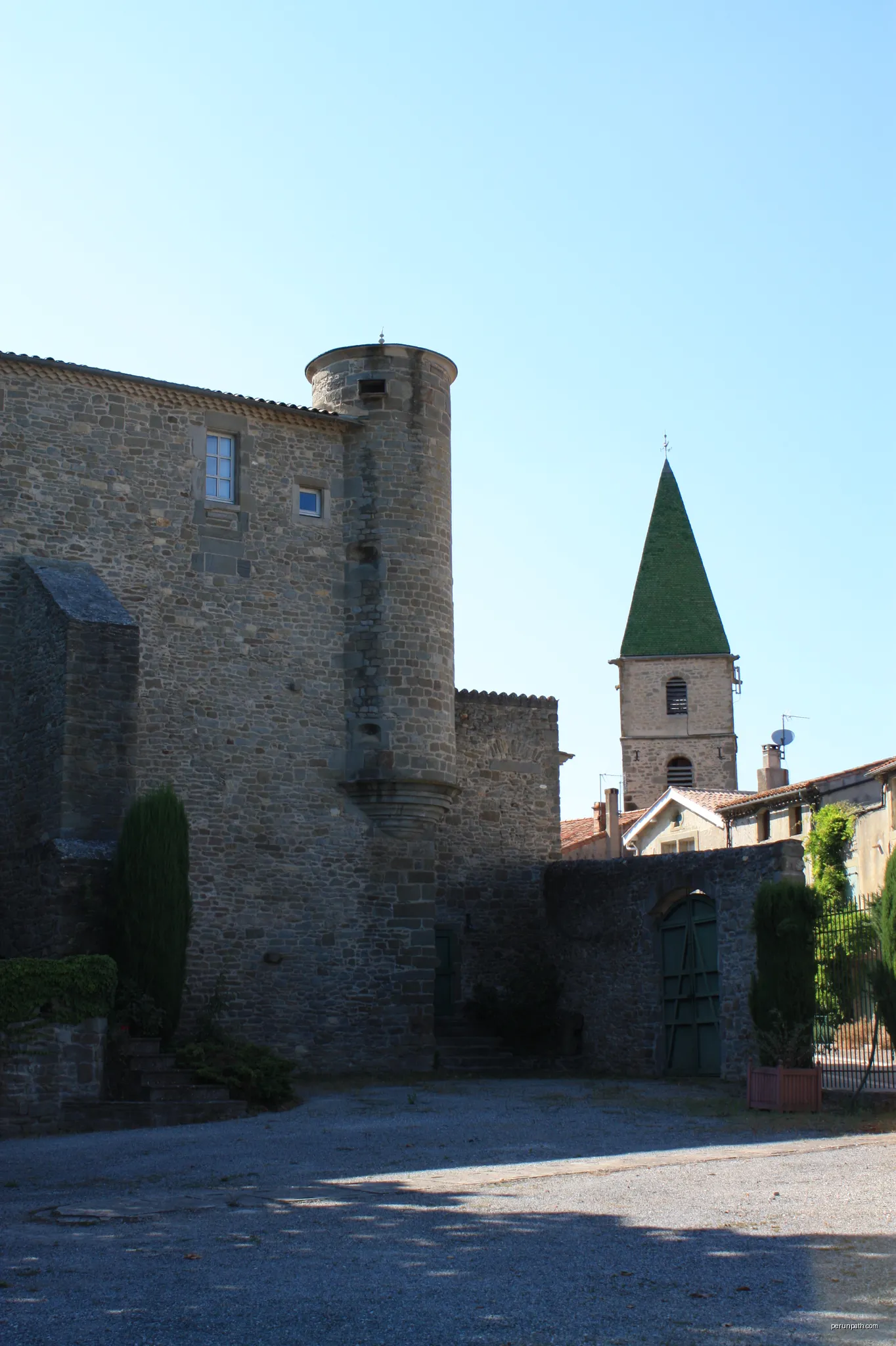 Château de Villegly, propriété du Conseil Général de l'Aude, parc ouvert au public | Autor: Tylwyth Eldar | Licencja: CC BY-SA 4.0 | Źródło: Wikimedia Commons