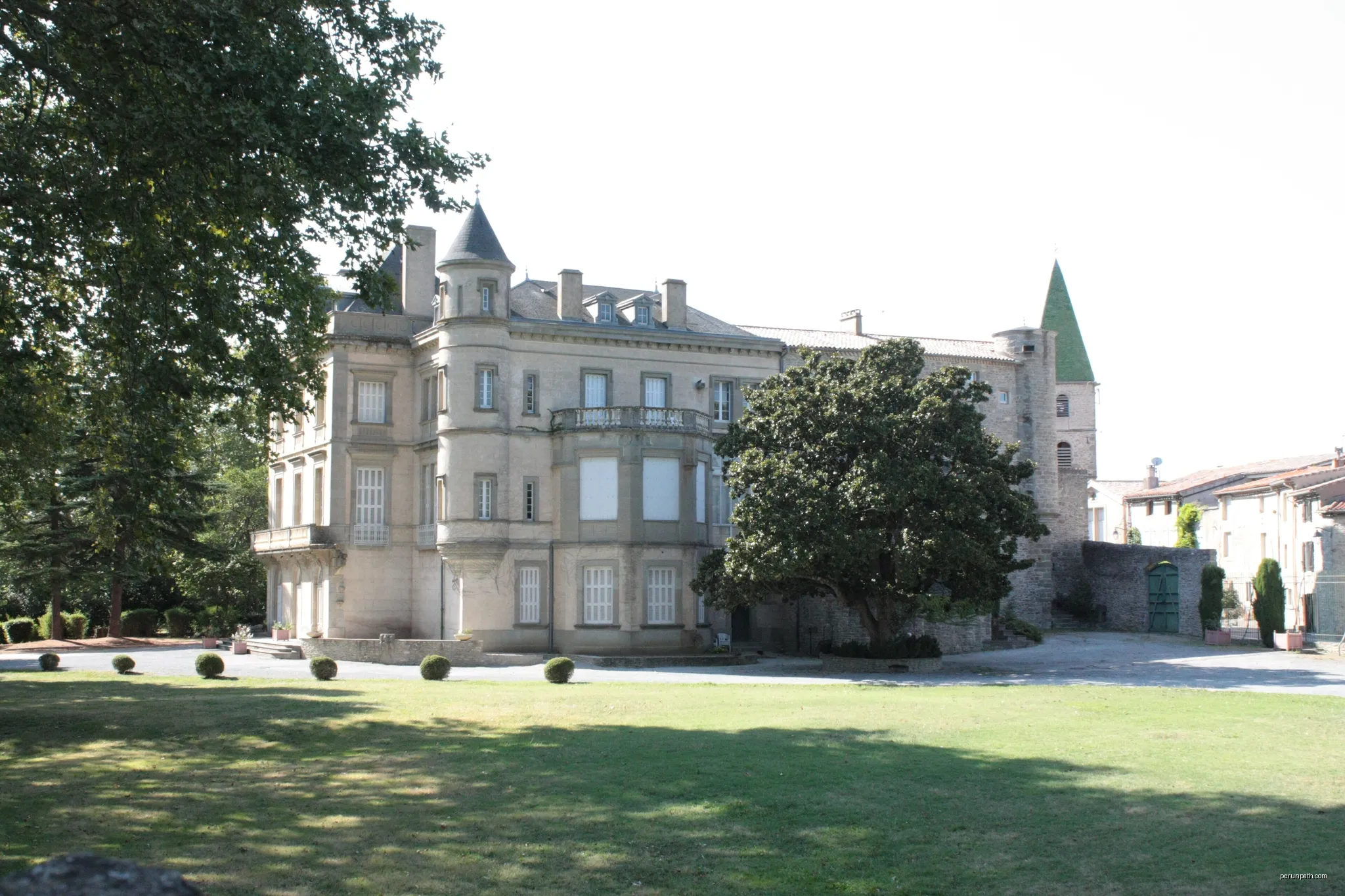 Château de Villegly, propriété du Conseil Général de l'Aude, parc ouvert au public | Autor: Tylwyth Eldar | Licencja: CC BY-SA 4.0 | Źródło: Wikimedia Commons