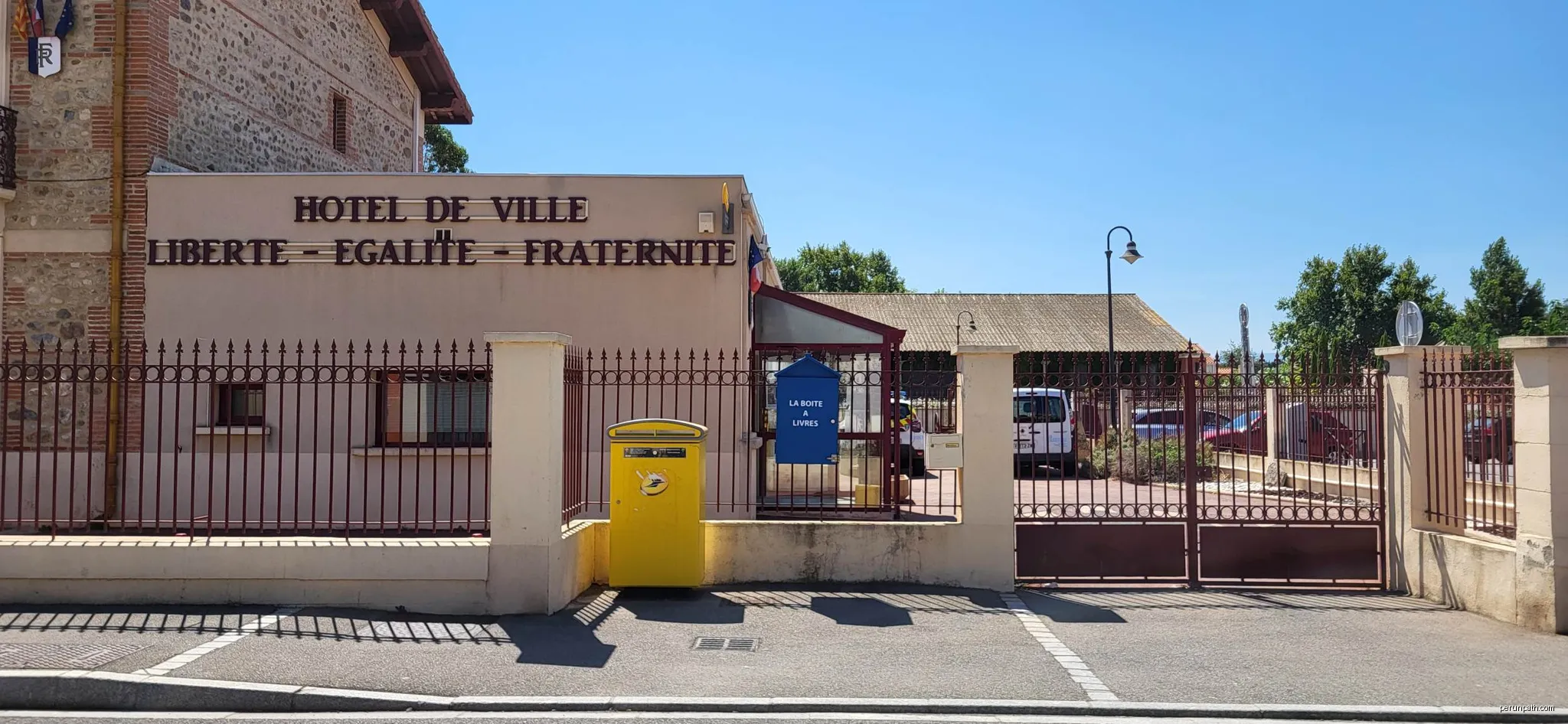 Boîte à livres à Villeneuve-la-Rivière | Autor: Jairoulak | Licencja: CC BY-SA 4.0 | Źródło: Wikimedia Commons