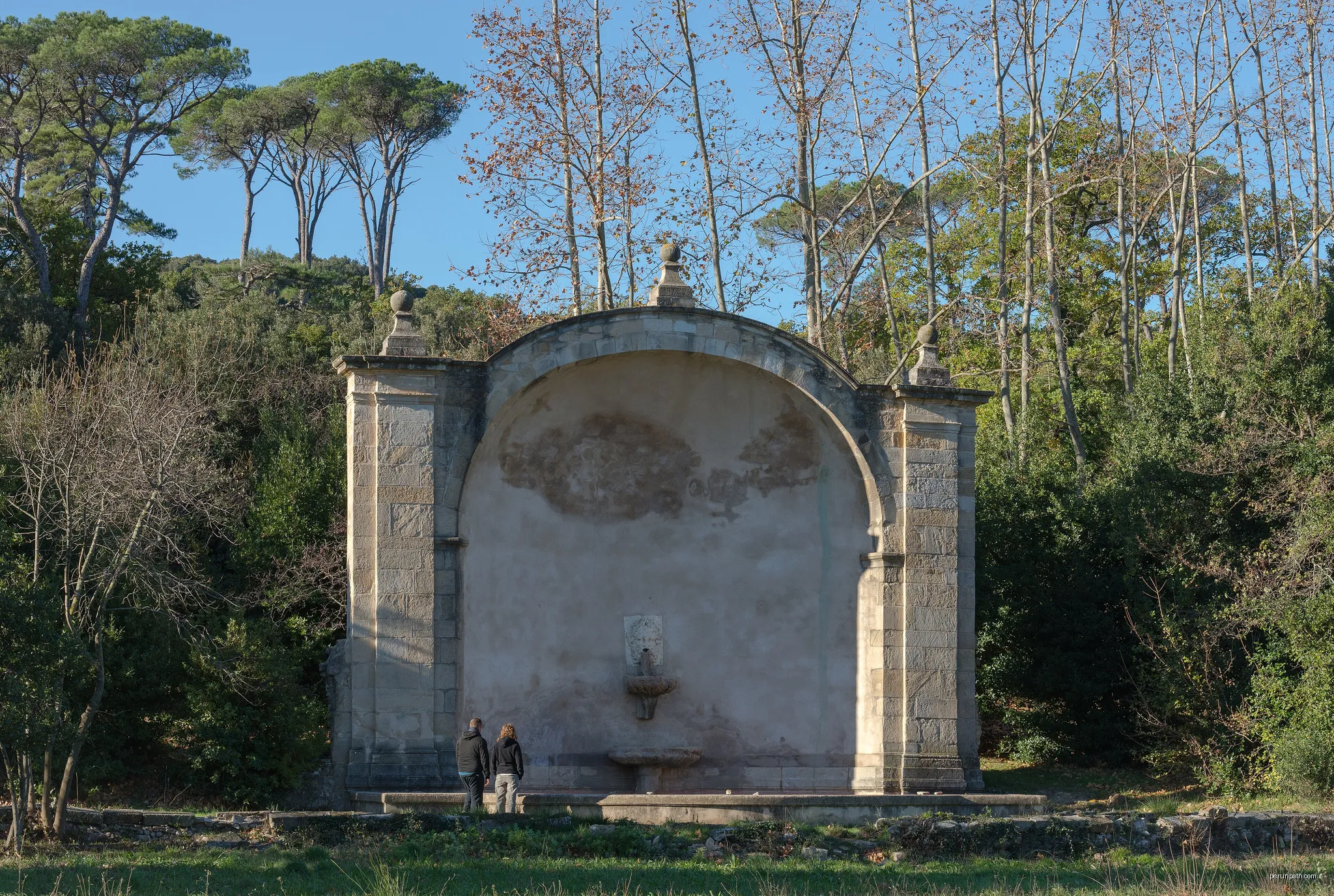 Vestiges of the fountain of the "Manufacture des draps de Villeneuvette" (1667). Villeneuvette, Hérault, France. | Autor: Christian Ferrer | Licencja: CC BY-SA 3.0 | Źródło: Wikimedia Commons