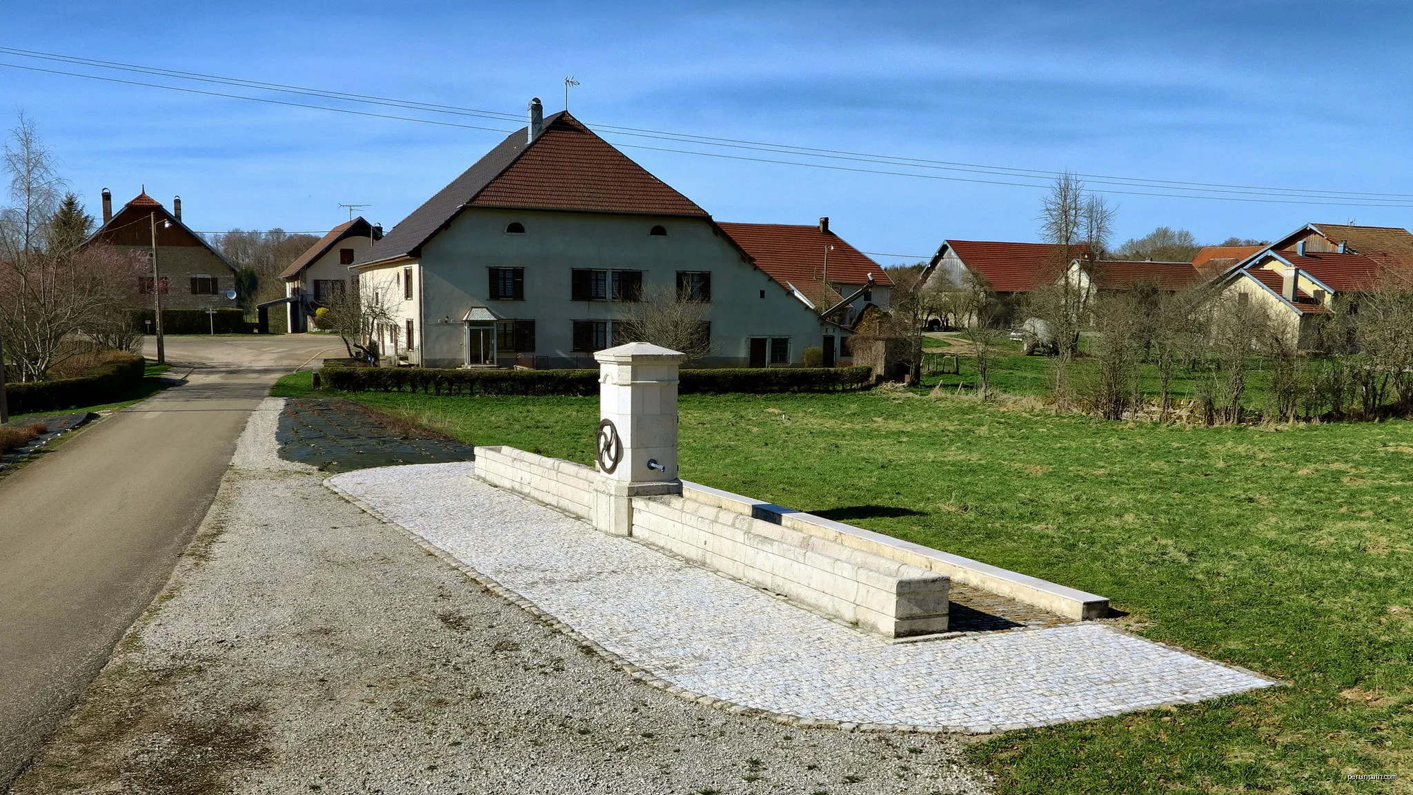 La fontaine-abreuvoir | Autor: JGS25 | Licencja: CC BY-SA 4.0 | Źródło: Wikimedia Commons