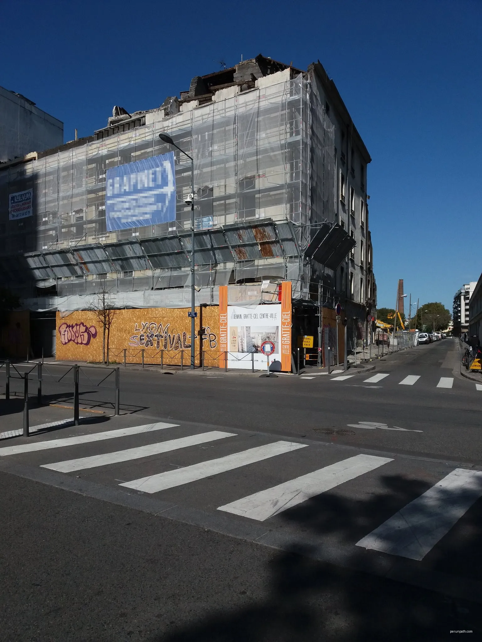 Curieux Détours Gratte Ciel