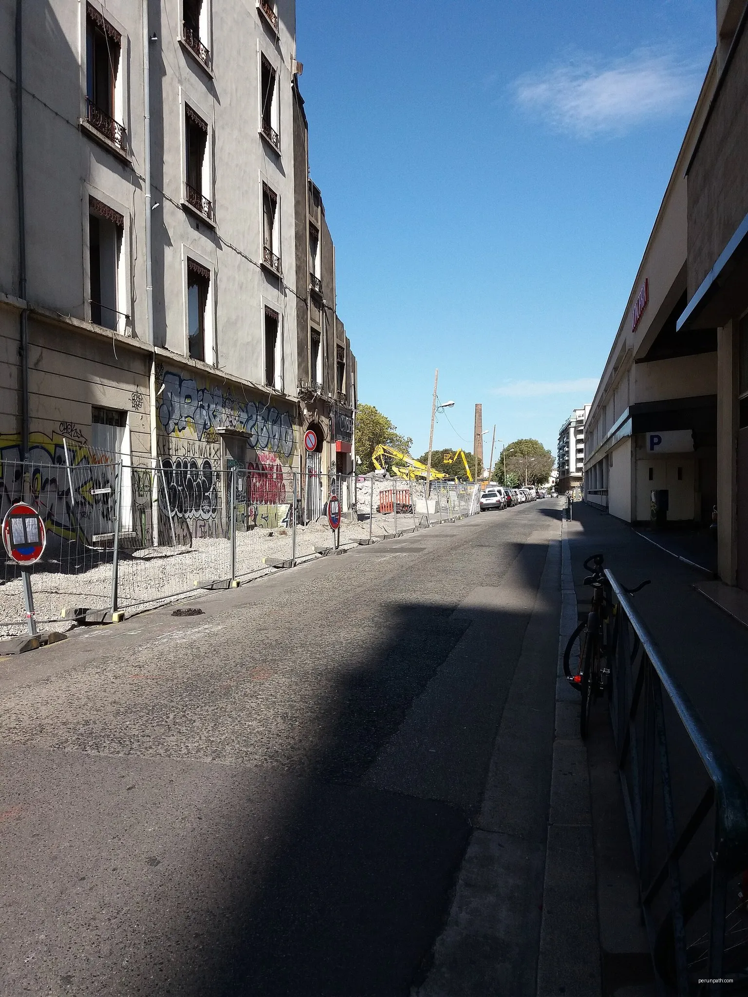 Curieux Détours Gratte Ciel