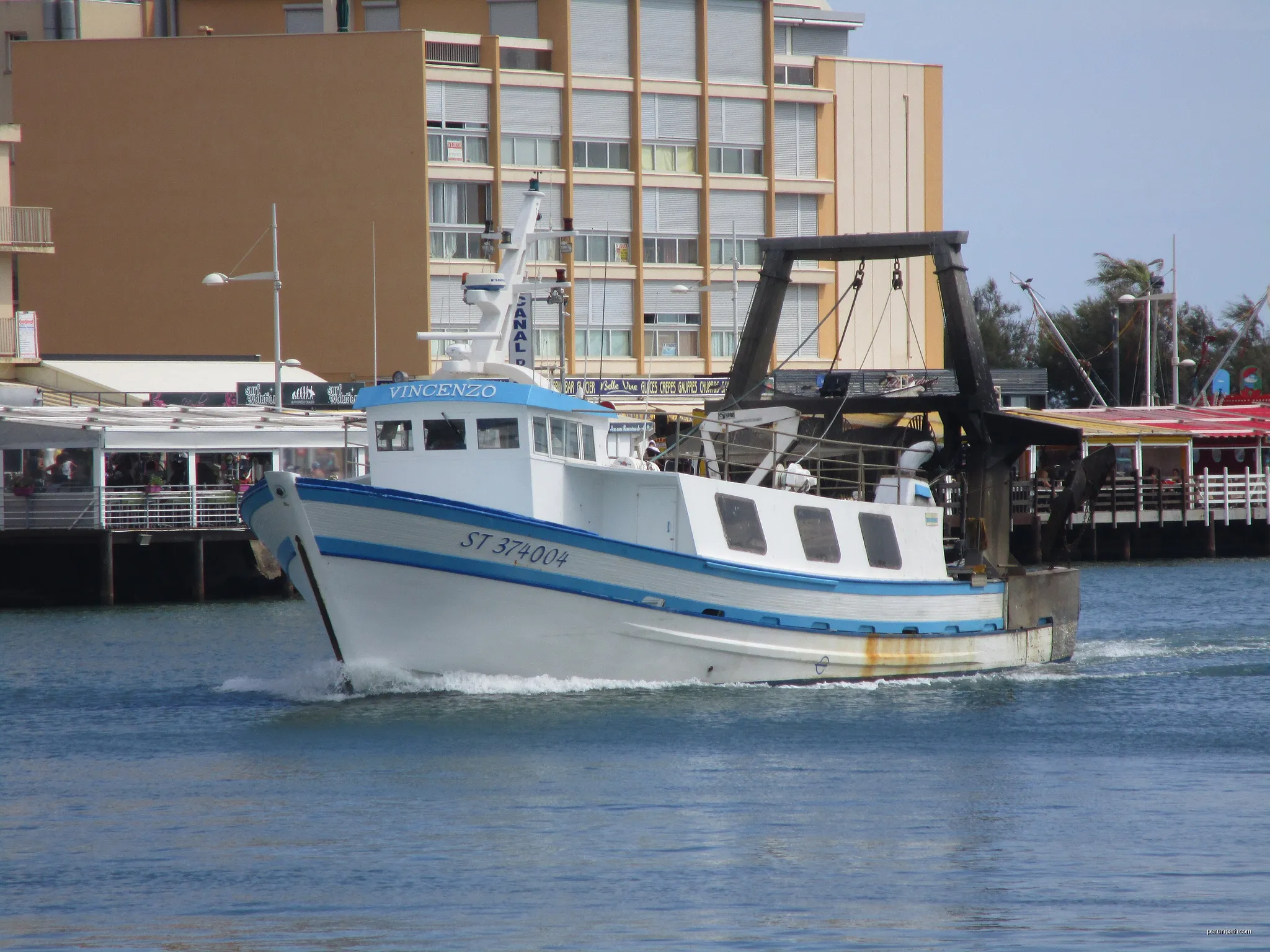 The fishing ship Vincenzo on the Hérault, in the Grau d’Agde, on August 29, 2015. | Autor: Anthony Levrot | Licencja: CC BY-SA 4.0 | Źródło: Wikimedia Commons