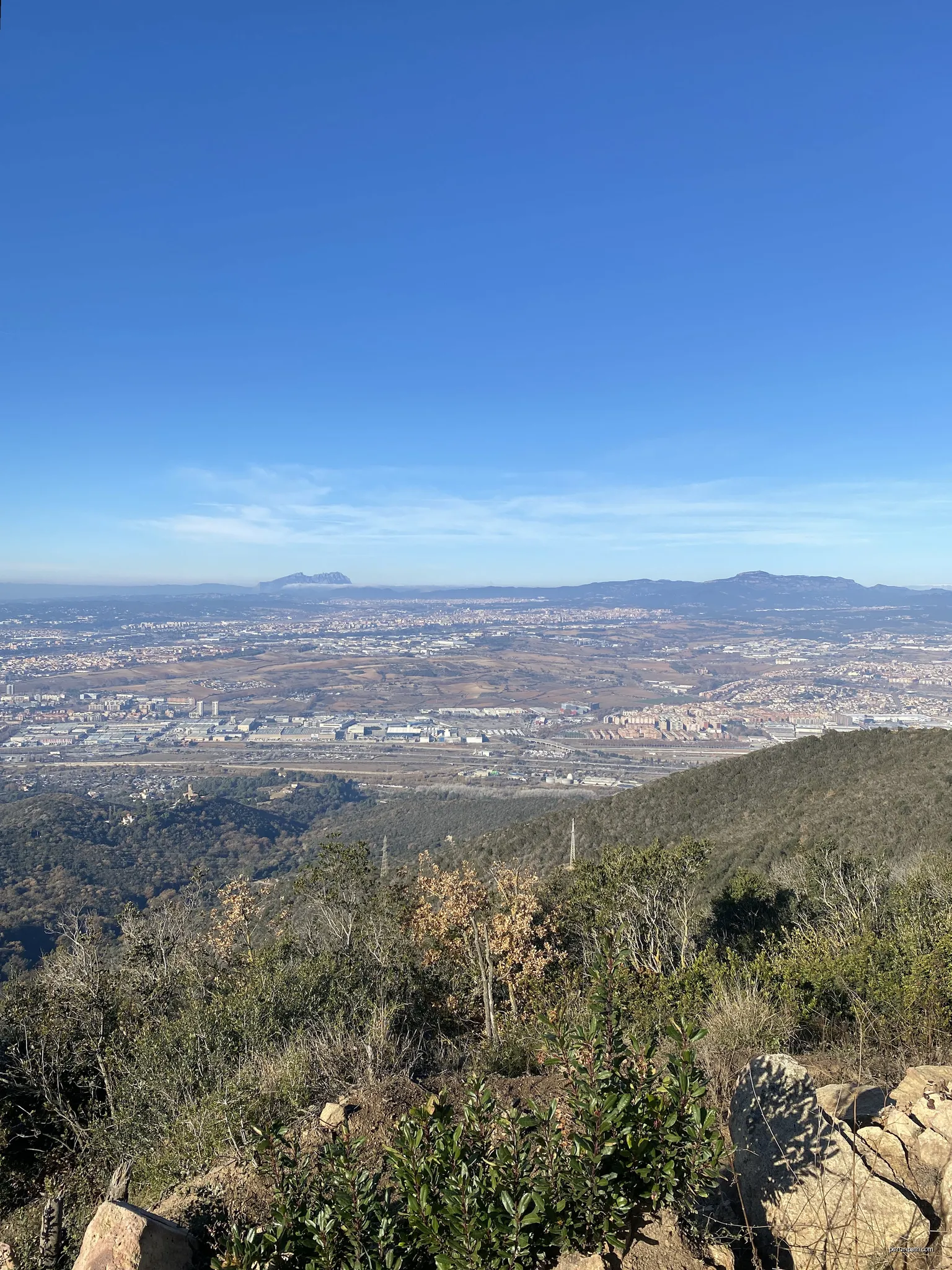 Vista del Vallès des del poblat Ibèric de les Maleses. En primer pla la Llagosta, més al fons Sabadell i a l'horitzó Montserrat i La Mola, a esquerra i dreta respectivament. | Autor: Oriol Sastre | Licencja: CC BY-SA 4.0 | Źródło: Wikimedia Commons