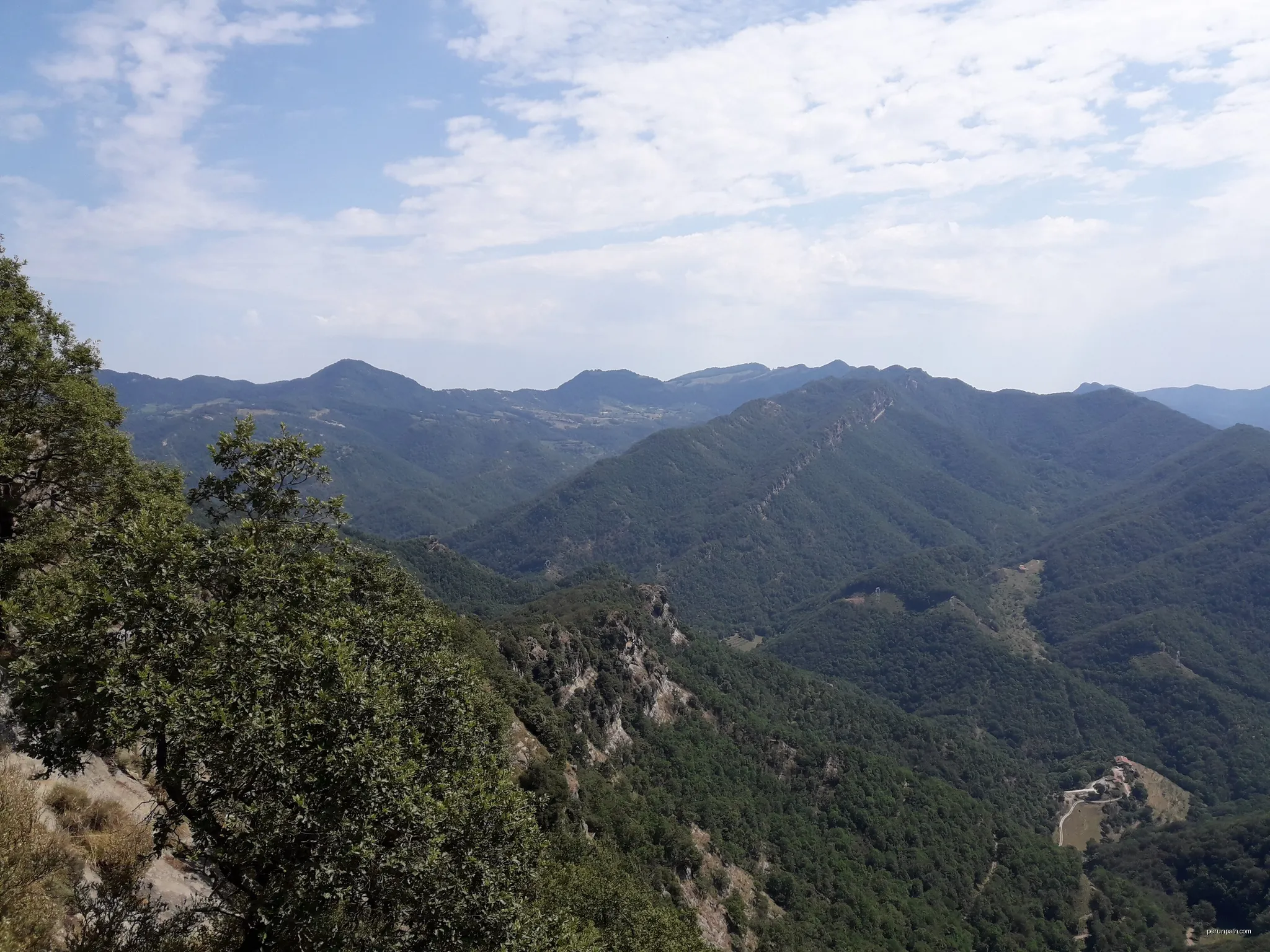 El mirador de la Vall és un mirador sota el santuari de Bellmunt, encarat cap a l'est o el sud-est. | Autor: pere prlpz | Licencja: CC BY-SA 3.0 | Źródło: Wikimedia Commons