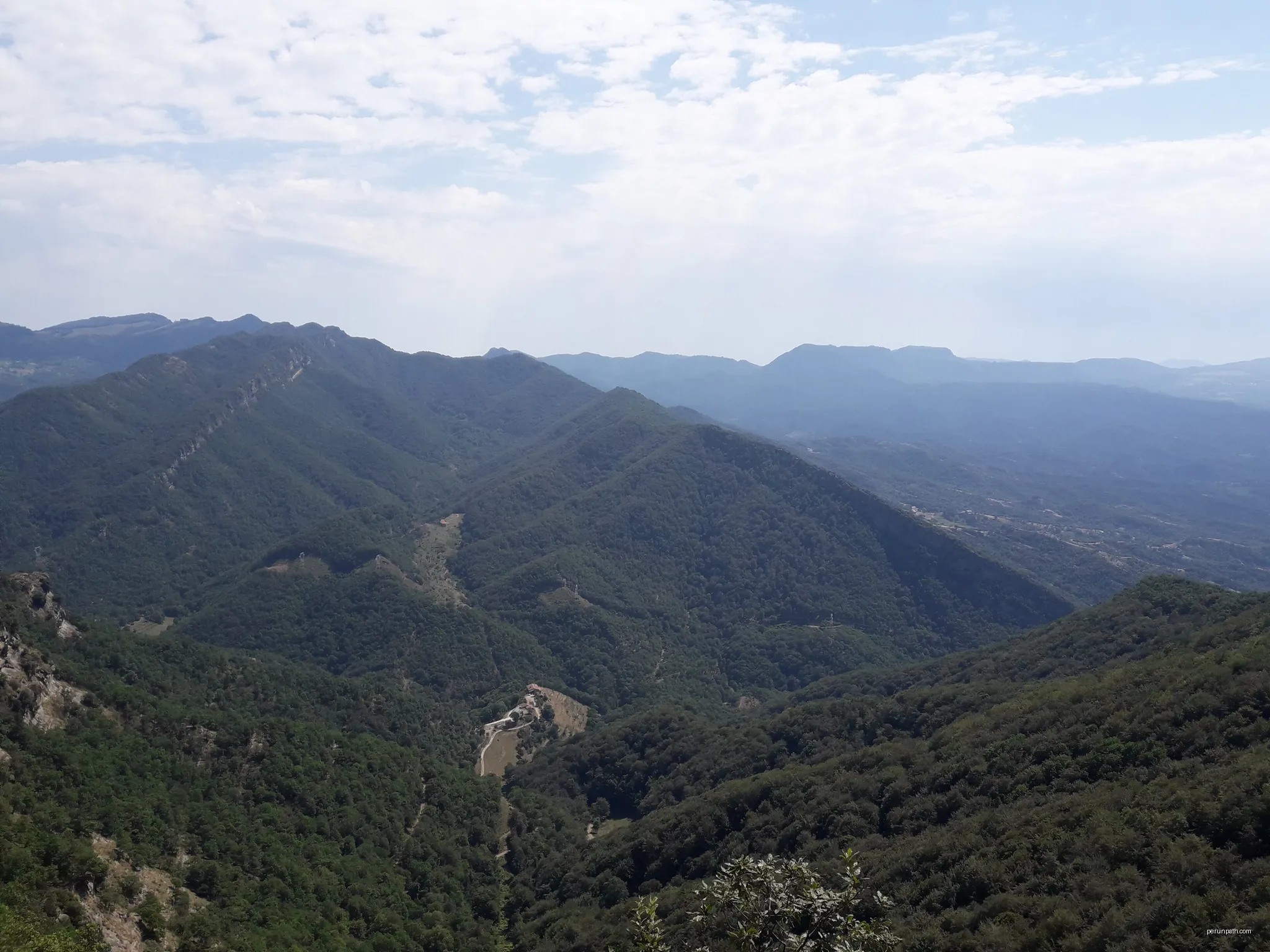 El mirador de la Vall és un mirador sota el santuari de Bellmunt, encarat cap a l'est o el sud-est. | Autor: pere prlpz | Licencja: CC BY-SA 3.0 | Źródło: Wikimedia Commons