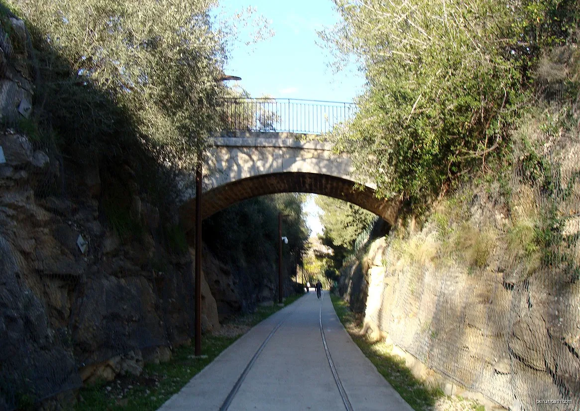 La voie douce dans une tranchée de l'ancien chemin de fer (dont les rails ont été conservés), à la hauteur de l'avenue Émile-Ripert. | Autor: Fr.Latreille | Licencja: CC BY-SA 4.0 | Źródło: Wikimedia Commons