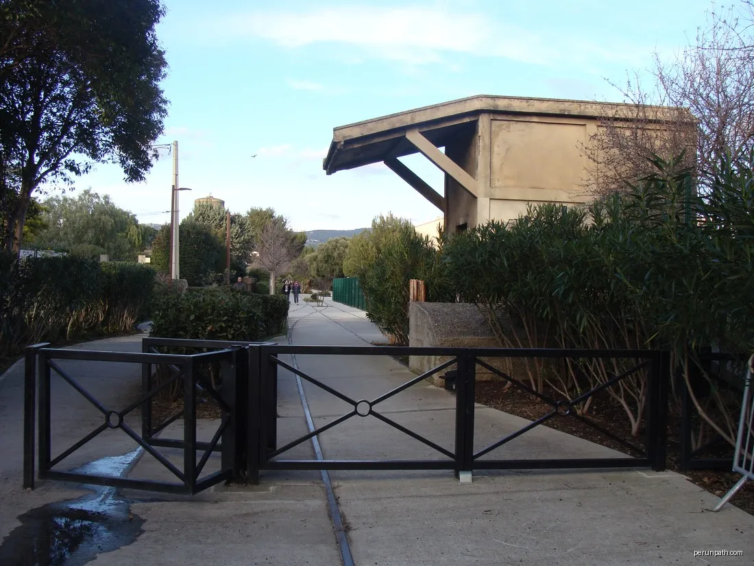 L'ancienne halle marchandises du chemin de fer de la Ciotat (vue dans le sens ville > gare). | Autor: Fr.Latreille | Licencja: CC BY-SA 4.0 | Źródło: Wikimedia Commons