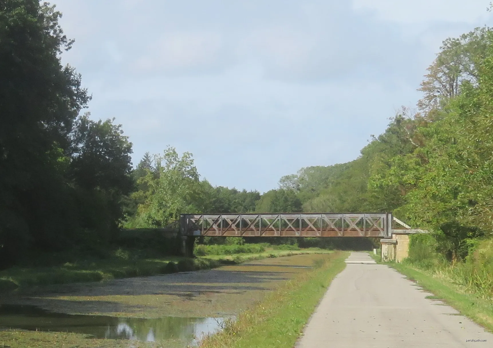 Voie verte du canal de Berry à Gièvres vers le pont de la ligne du Blanc-Argent | Autor: VVVCFFrance | Licencja: CC0 | Źródło: Wikimedia Commons