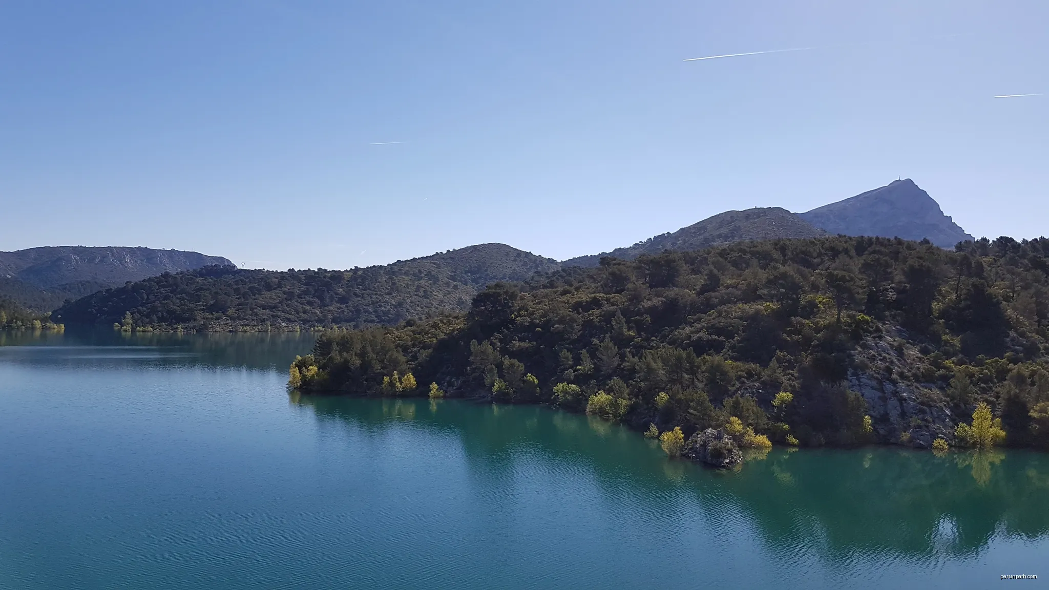 Vue de la montagne Sainte-Victoire depuis le barrage de Bimont | Autor: Mathieu BROSSAIS | Licencja: CC BY-SA 4.0 | Źródło: Wikimedia Commons