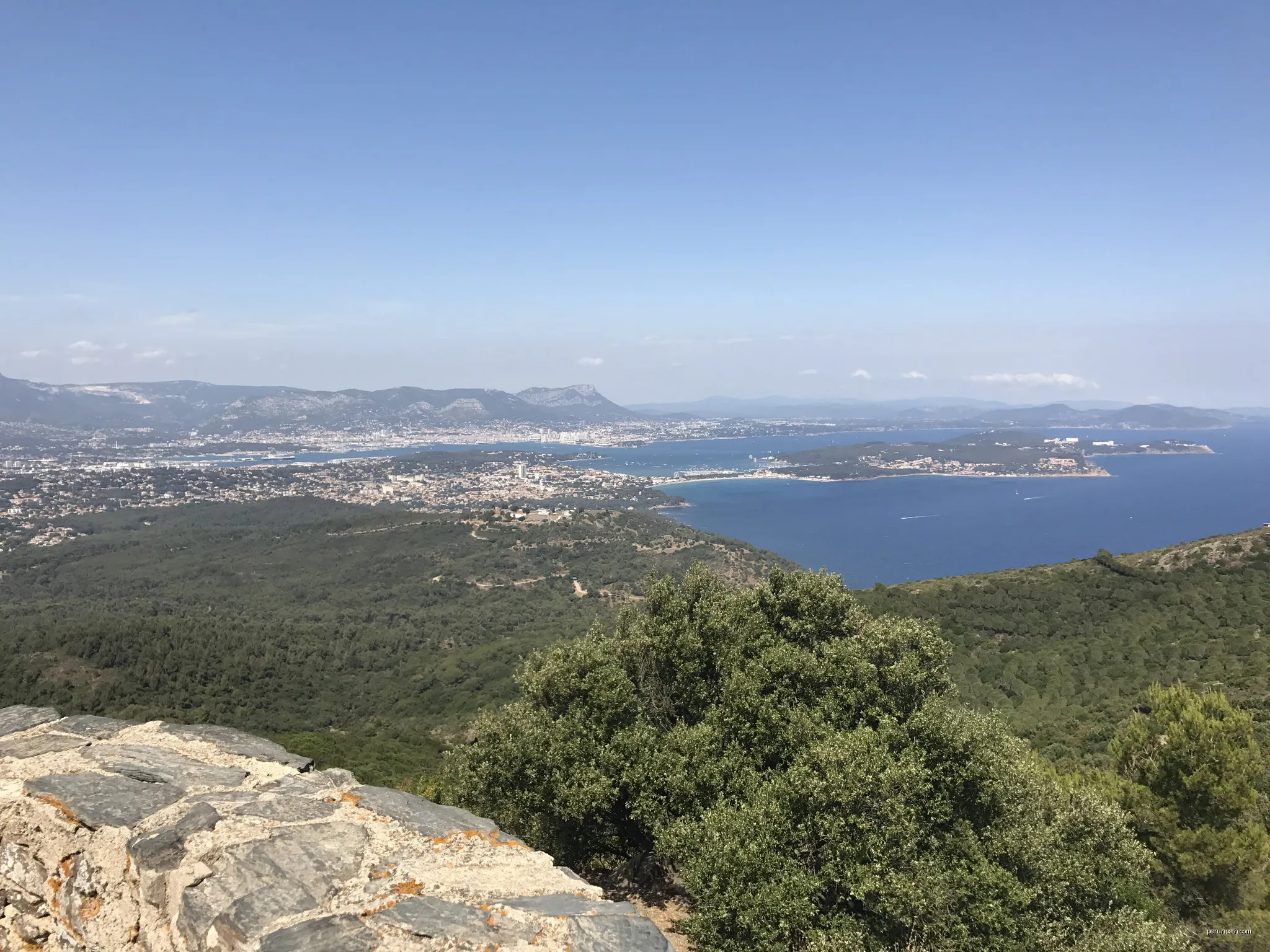 Vue de La Seyne-sur-Mer depuis la chapelle Notre-Dame-du-Mai. | Autor: Chabe01 | Licencja: CC BY-SA 4.0 | Źródło: Wikimedia Commons
