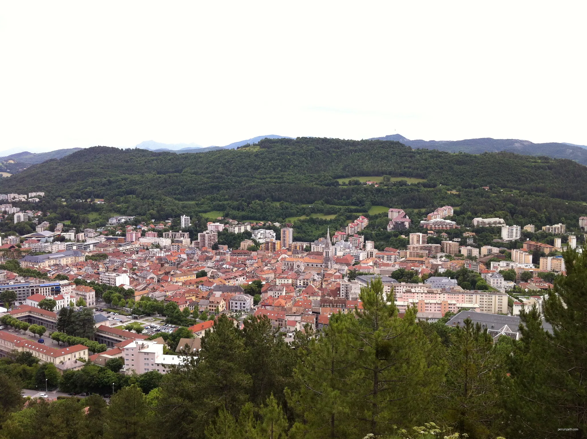 Depuis le sommet de Puymaure, on aperçois la ville en contre bas et des arbres en premier plan | Autor: Le corrigateur | Licencja: CC BY-SA 4.0 | Źródło: Wikimedia Commons
