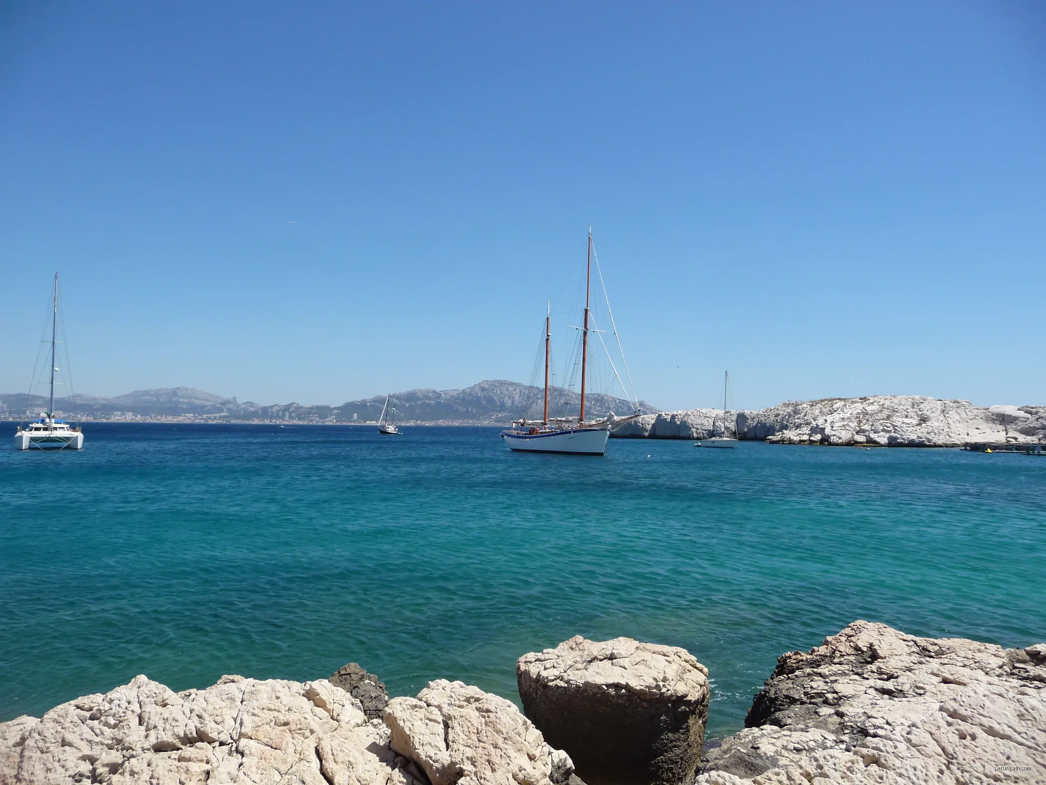 Vue depuis L'île de Pomègues, Marseille | Autor: Patrick Nouhailler's… | Licencja: CC BY-SA 3.0 | Źródło: Wikimedia Commons
