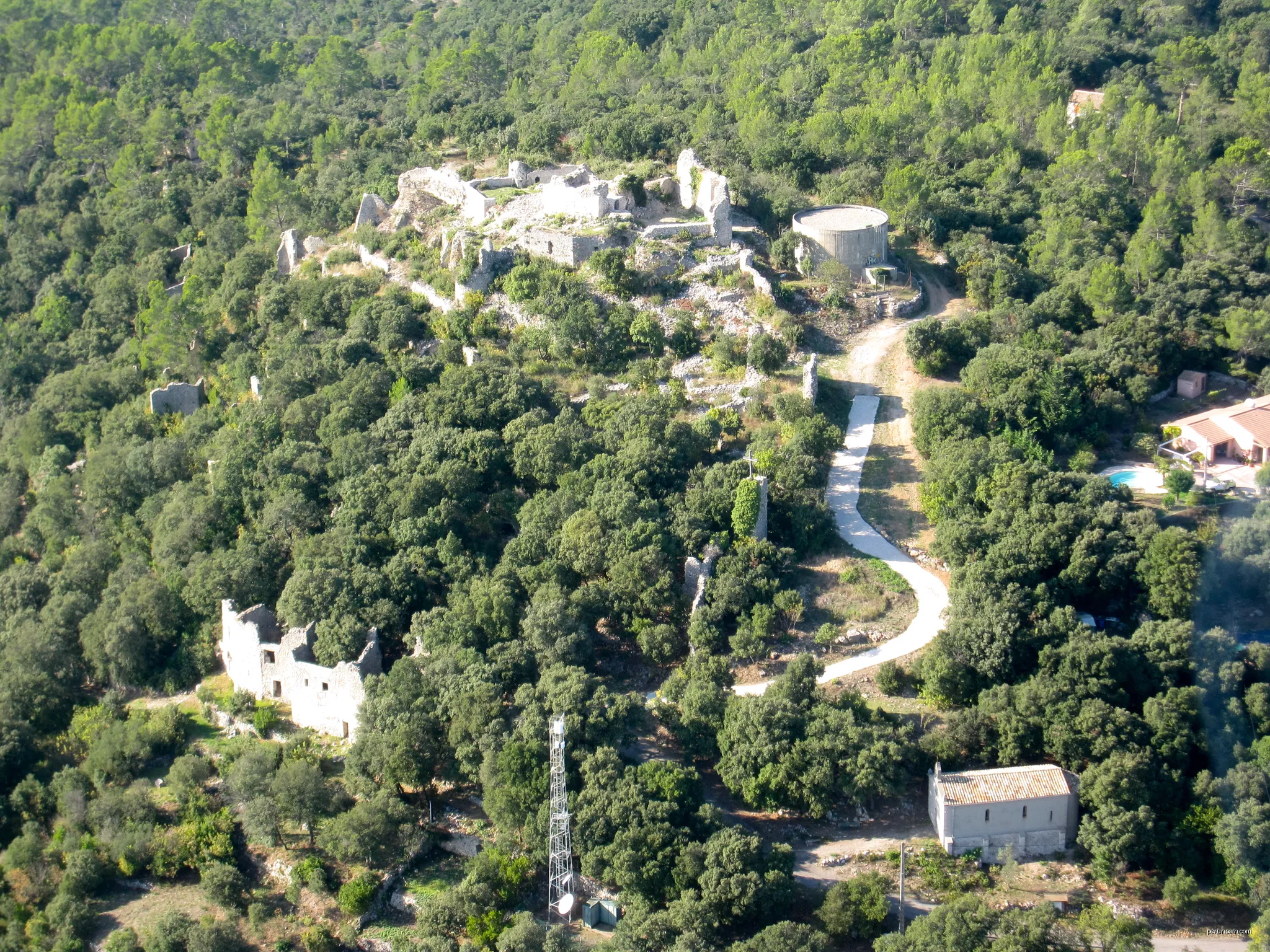 Vue sur le site du vieux Château des Pontevès | Autor: Ville de Flassans, Var (83) | Licencja: CC BY-SA 4.0 | Źródło: Wikimedia Commons