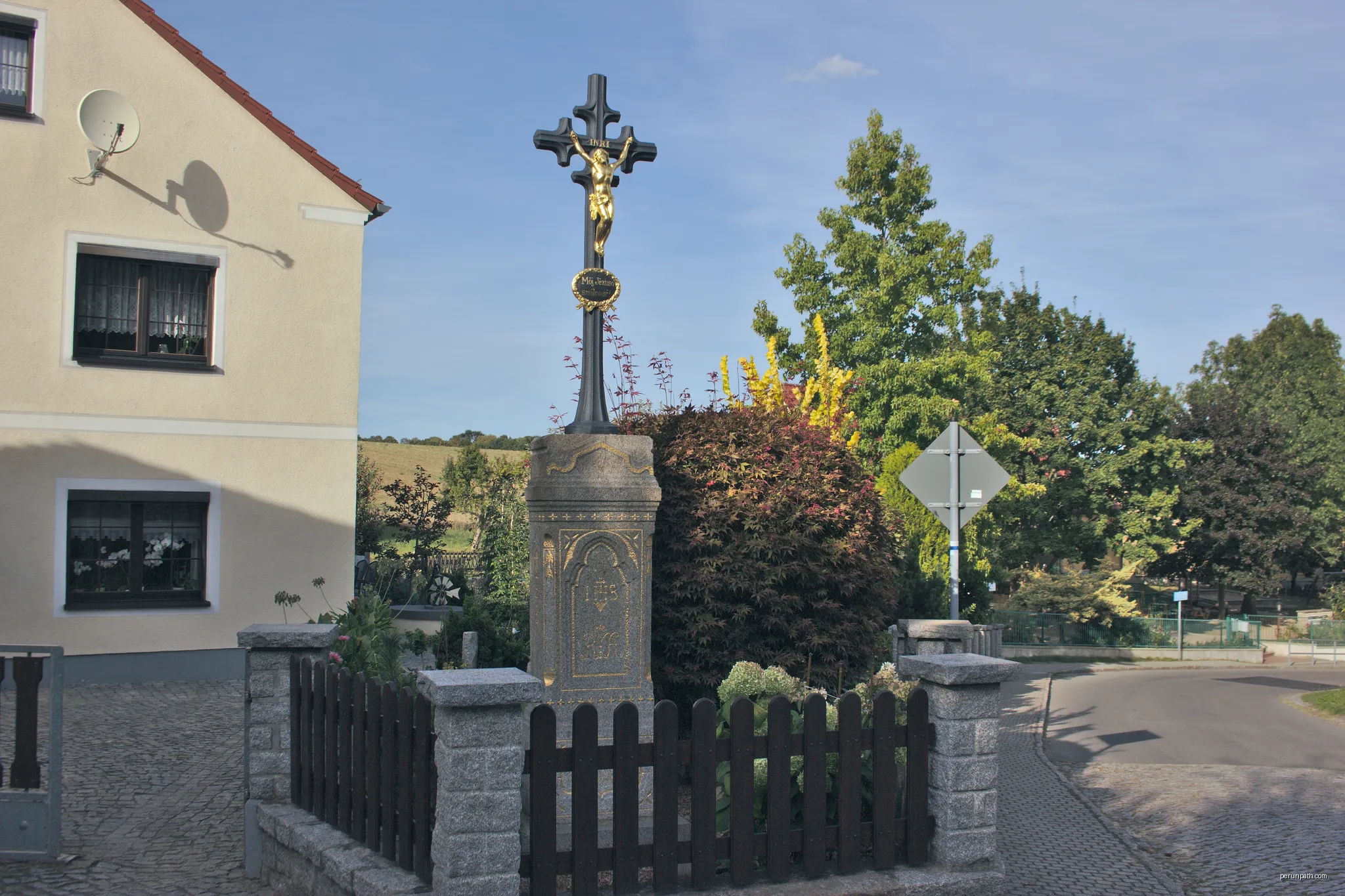 Swjaty křiž na Lipowym puću (čo. 15) we Wotrowje | Autor: Julian Nyča | Licencja: CC BY-SA 3.0 | Źródło: Wikimedia Commons