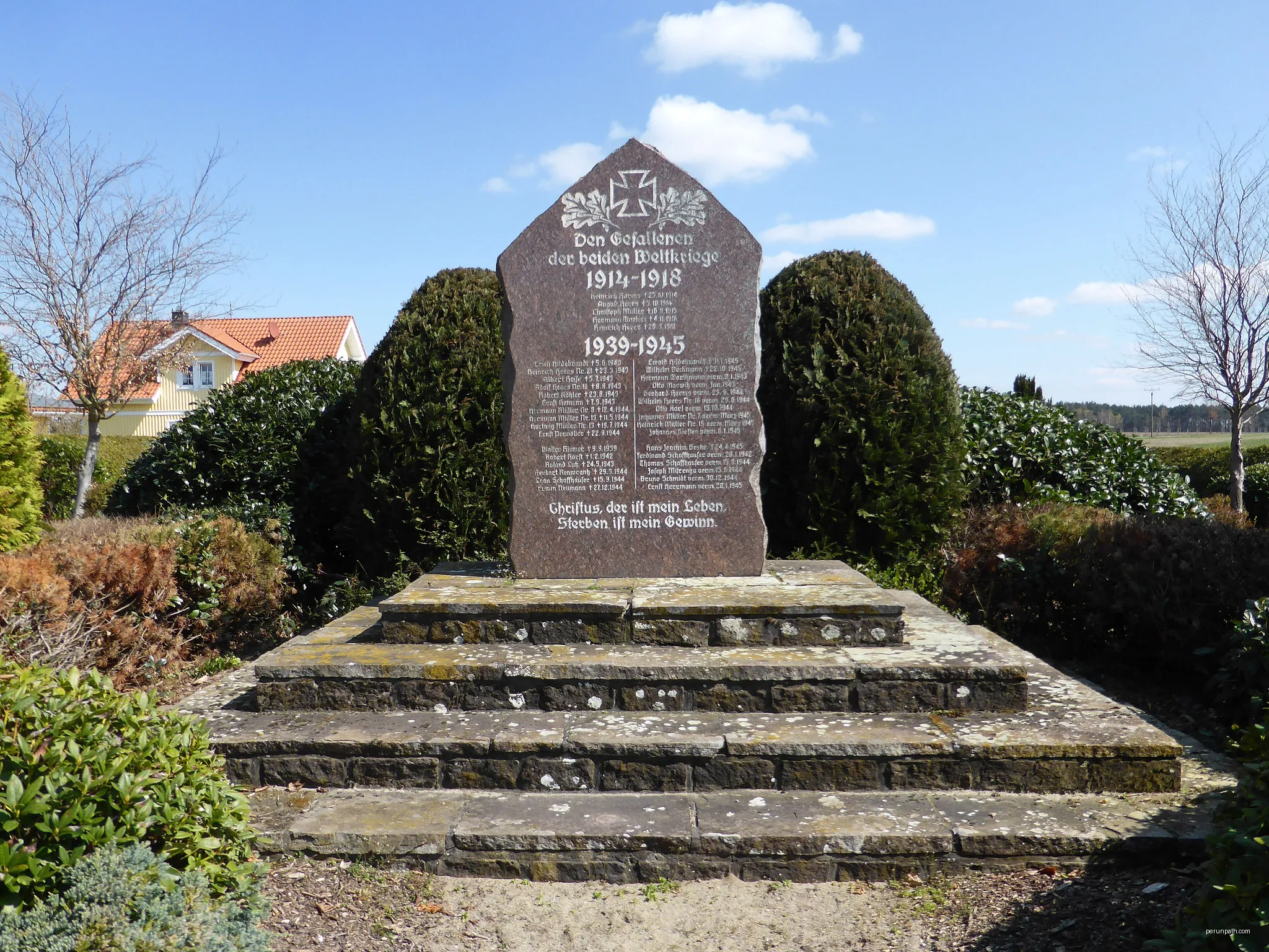 Kriegerdenkmal in Zahrenholz. | Autor: Kirchenfan | Licencja: CC0 | Źródło: Wikimedia Commons