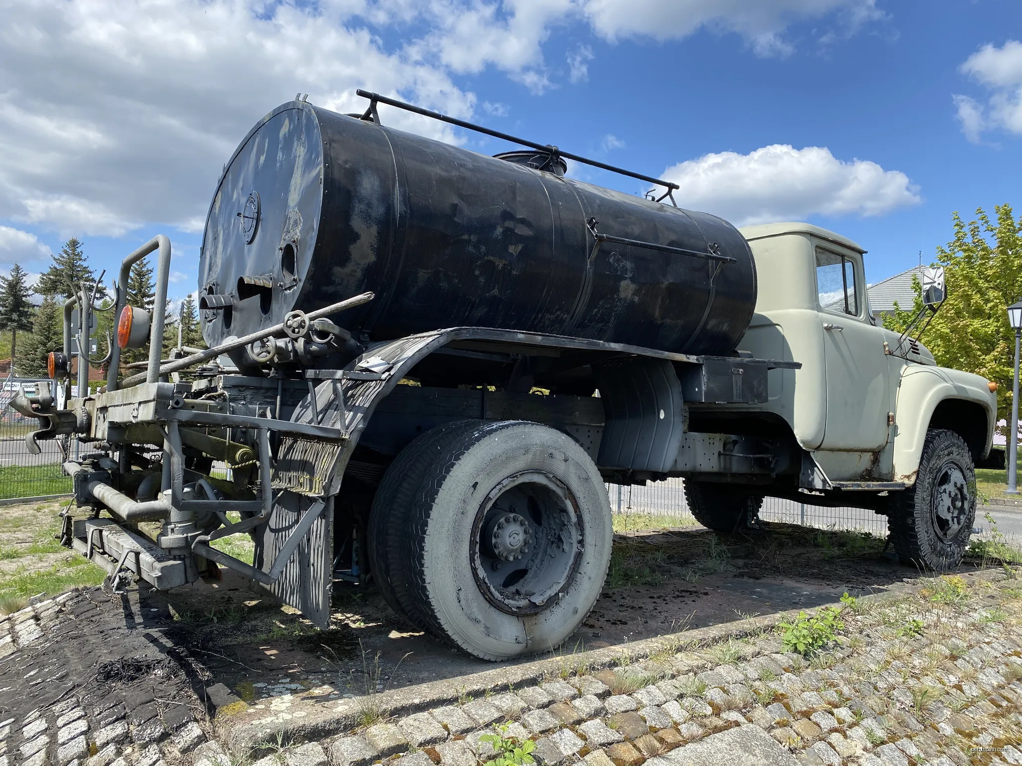 ZIL-130 Bitumen KSM Hörlitz 2022 | Autor: LutzBruno | Licencja: CC BY 3.0 | Źródło: Wikimedia Commons